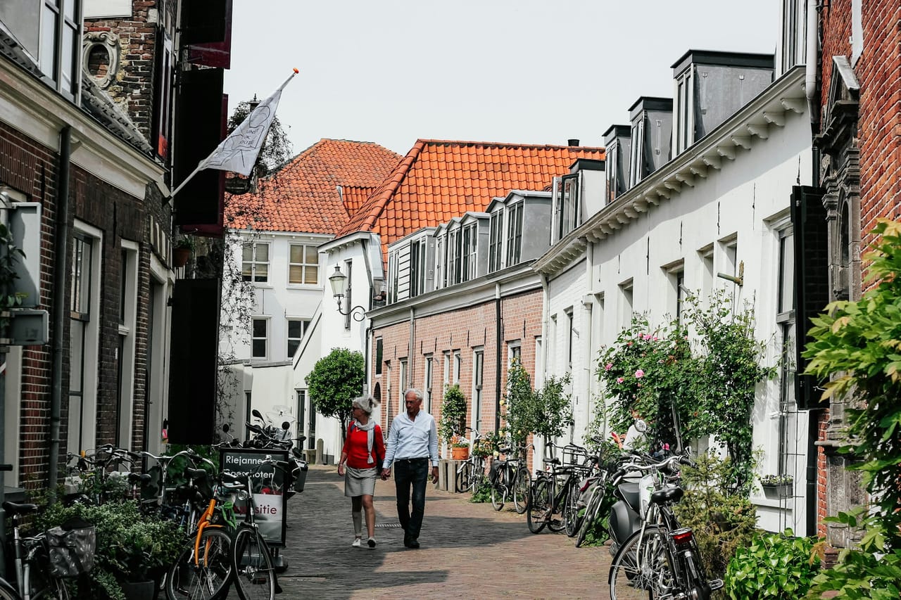 Twee bewoners in een steeg in het historisch centrum