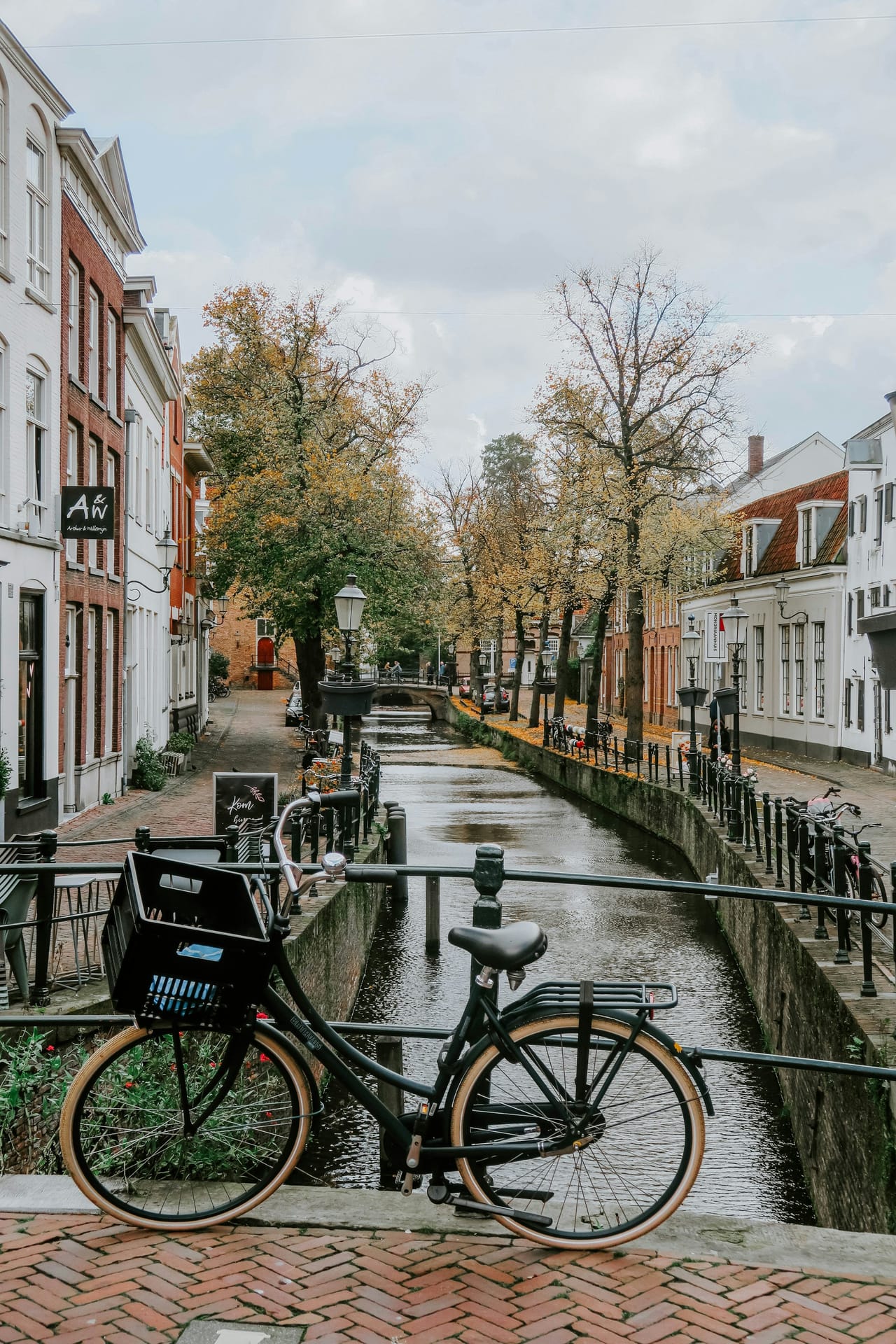 Een fiets op een brug in de herfst