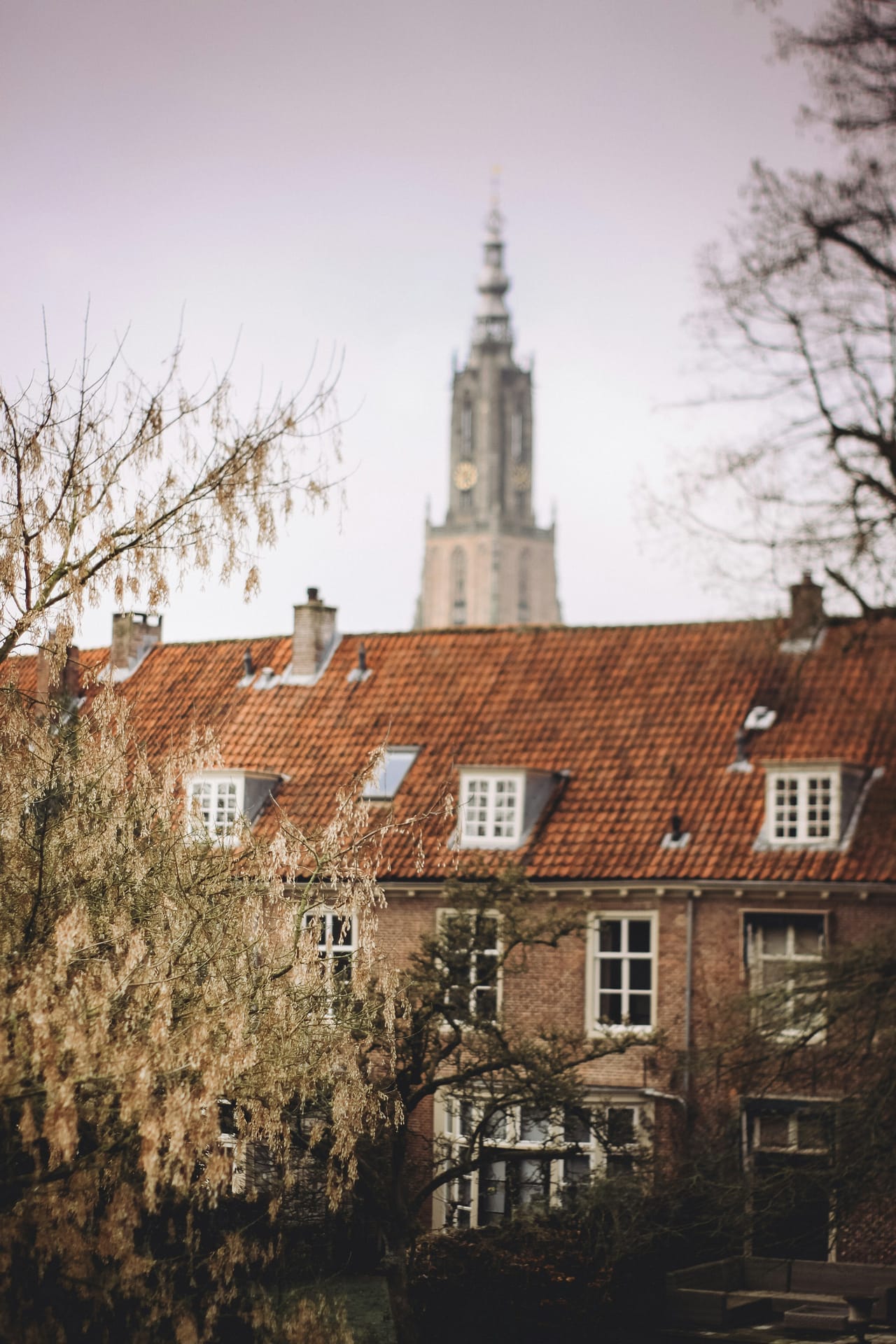 Een bakstenen kerktoren van onderaf gefotografeerd