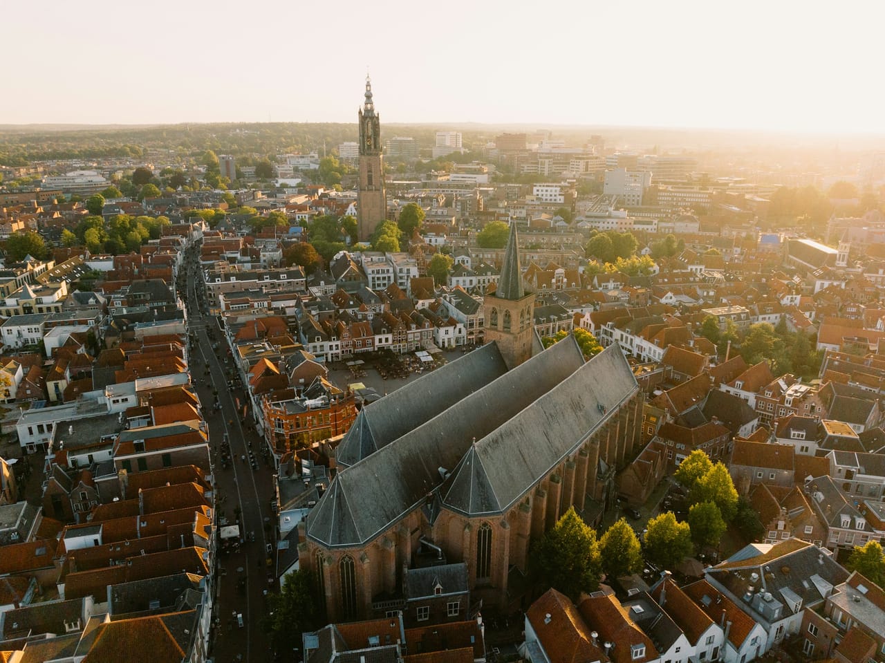Luchtfoto van de Amersfoortse binnenstad bij zonsondergang