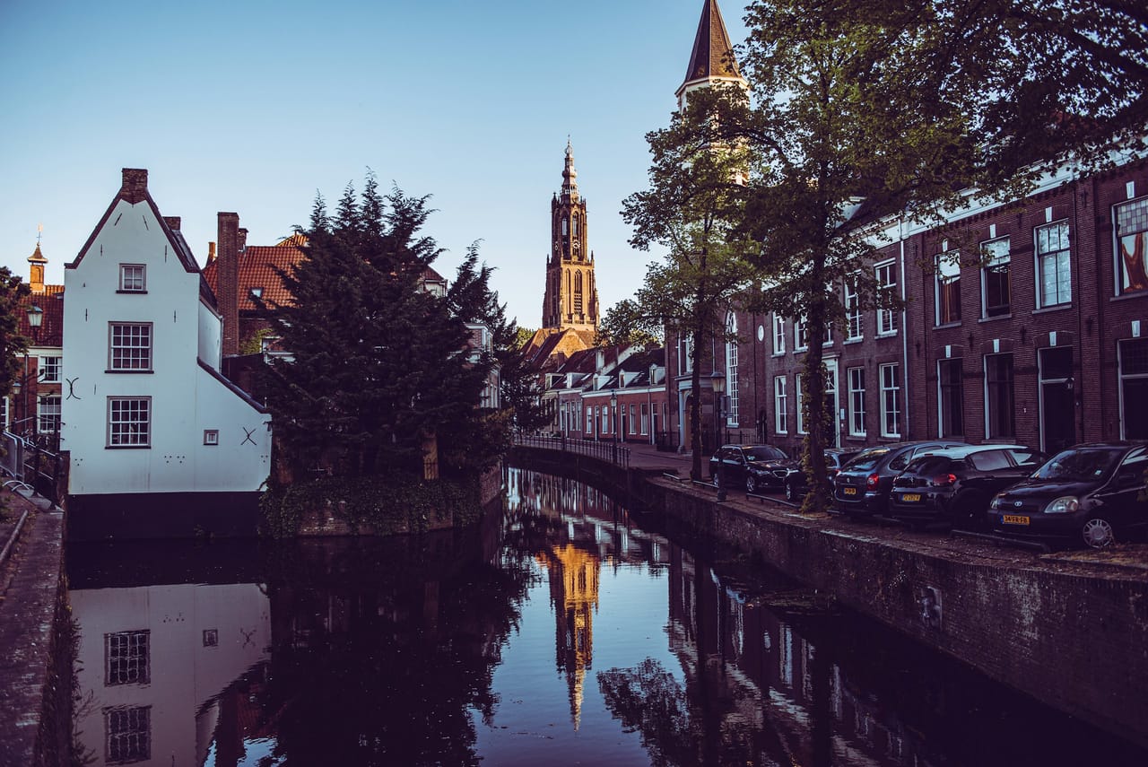 Een boot op de Eem bij de Koppelpoort